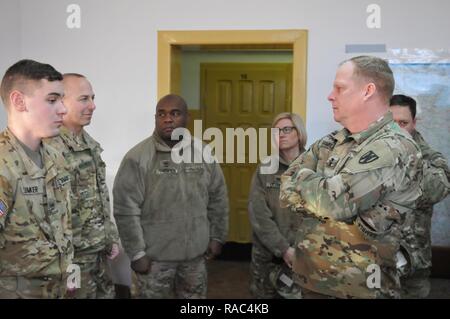 (À droite) de l'armée américaine, le général Duane A. Gamble, commandant, 21e Commandement de soutien de théâtre, reçoit les conseils de soldats, 515e compagnie de transport, 18e Brigade d'appui au maintien en puissance de combat, afin de connaître leur point de vue sur ce qui est nécessaire pour rendre leur mission de soutenir l'équipe de combat de la 3e Brigade blindée, la 4e Division d'infanterie, au cours de l'opération Atlantic résoudre plus efficace dans Koszarowa, Pologne, le 10 janvier 2017. L'arrivée de la brigade marque le début des rotations de brigades blindées en Europe. Banque D'Images