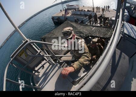 Général commandant la réserve de l'armée américaine, le Lieutenant-général Charles D. Luckey, visites des navires et des soldats de RSMU à l'entreprise de transport 5 411st détachement, à Koweït, Koweït, base navale le 10 janvier, 2017. Luckey est arrivé au Koweït pour parler avec des soldats sur les capacités, le besoin et l'importance de leurs missions à l'étranger. Le 411e TC Det. 5 pendant le déploiement de la mission est de fournir un soutien logistique transport à la 316e commande soutien expéditionnaire (), une unité de RSMU de Coraopolis PA. La 316e mission de l'ESC au Koweït est à l'appui de la 1ère Commande de soutien (Théâtre) mission d'logist Banque D'Images