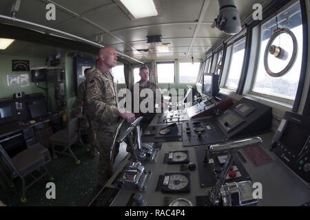 Général commandant la réserve de l'armée américaine, le Lieutenant-général Charles D. Luckey, visites des navires et des soldats de RSMU à l'entreprise de transport 5 411st détachement, à Koweït, Koweït, base navale le 10 janvier, 2017. Luckey est arrivé au Koweït pour parler avec des soldats sur les capacités, le besoin et l'importance de leurs missions à l'étranger. Le 411e TC Det. 5 pendant le déploiement de la mission est de fournir un soutien logistique transport à la 316e commande soutien expéditionnaire (), une unité de RSMU de Coraopolis PA. La 316e mission de l'ESC au Koweït est à l'appui de la 1ère Commande de soutien (Théâtre) mission d'logist Banque D'Images