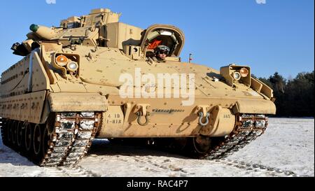 Des soldats américains, 1er Bataillon, 8e Régiment d'infanterie, 3ème Armored Brigade Combat Team, préparer les véhicules de combat Bradley après leur déchargement de la tête de Zagan, Pologne, le 11 janvier 2017. L'arrivée d'un 3e bras. Le BDE. Cmbt. Tm., 4ème Inf. Div., marque le début des rotations de brigades blindées en Europe dans le cadre de détermination de l'Atlantique. Les véhicules et équipements, pour un total de plus de 2 700 pièces, seront expédiés à la Pologne pour la certification avant de déployer à travers l'Europe pour la formation avec les nations partenaires. Cette rotation permettra d'améliorer les capacités de dissuasion dans la région, améliorer Banque D'Images