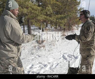 New Jersey Army National Guard Le s.. Michael Bent, droite, un Pathfinder avec le 1-114ème Infanterie, est assisté par le Sgt. Wynter, gauche, avec la mise en place de communications radio pendant un exercice de formation conjointe sur Joint Base McGuire-Dix-Lakehurst, N.J., le 10 janvier 2017. Le Marine Corps Reserve à condition de transport aérien et de l'appui aérien rapproché aux soldats de la Compagnie Alpha de 1-114. L 1-114, qui fait partie de la 50ème Infantry Brigade Combat Team, participe à une série d'activités de formation qui se terminera cet été à un exercice de capacité d'entraînement au combat exportables sur Fort Pickett, Virginie l'armée natio Banque D'Images