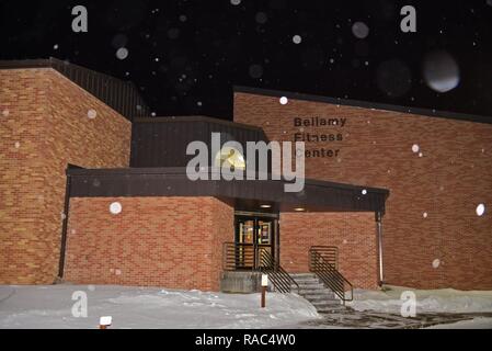 Les Bellamy centre de remise en forme attend les clients à marcher à travers ses portes sur une nuit enneigée de Ellsworth Air Force Base, S.D., 10 janvier 2017. Le centre de remise en forme est ouvert 24 heures par jour et est disponible à tous les militaires, conjoints et personnes à charge. Banque D'Images