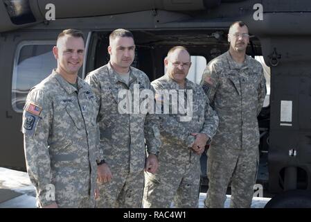 NC Army National Guard UH-60 Blackhawk de l'équipage, basée à Salisbury, NC devant leur aéronef. Cet équipage, comme une partie de la Caroline du Nord et de l'hélicoptère de sauvetage aquatique, l'équipe de nuit, dans les rigueurs de l'hiver ont secouru deux randonneurs perdus sur Sat.7, janvier 2017 dans la région sauvage du Rock brillant NC de l'ouest. (L-R L'Adjudant-chef Deux Jay Moon - Pilote, le major Jack Potvin - pilote commandant de bord, Sgt. First Class Robin McDaniel - Chef d'équipe, le sergent-chef. Edgar T Bowers - Chef d'équipe. Banque D'Images