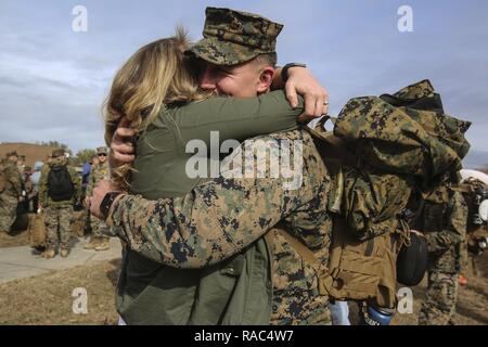 Une aire marine embrasse un être cher au cours des Groupe de travail air-sol marin son Response-Africa Crise au Camp Lejeune, N.C., 10 janvier 2017. Après avoir terminé la mission de protéger le personnel américain, les biens et intérêts de l'Europe et l'Afrique, les Marines sont rentrés chez eux en toute sécurité de leur déploiement de neuf mois. Les Marines et les marins sont de retour avec 2 bataillon logistique de combat Banque D'Images