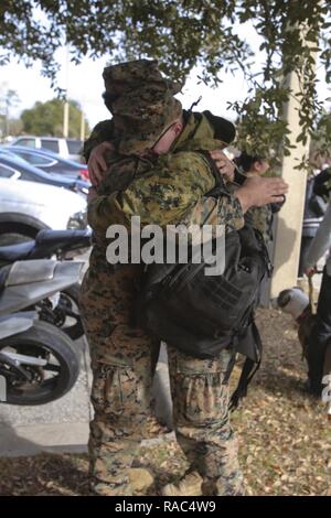 Les amis s'embrassent après le retour d'un déploiement de neuf mois avec des air-sol marin crise Response-Africa Task Force au Camp Lejeune, N.C., 10 janvier 2017. Le SPMAGTF-CR-AF a pour mission de protéger le personnel américain, les biens et intérêts de l'Europe et l'Afrique. Les Marines et les marins sont de retour avec 2 bataillon logistique de combat. Banque D'Images
