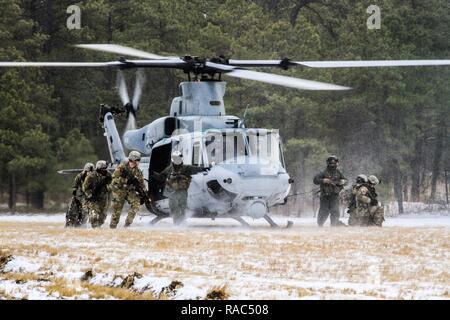 Le New Jersey les soldats de la Garde nationale de l'armée avec le 1-114ème Infantry quitter un hélicoptère Huey UH-1Y piloté par Marine Aircraft Group 49, durant un exercice de formation conjointe sur Joint Base McGuire-Dix-Lakehurst, N.J., le 10 janvier 2017. Le Marine Corps Reserve à condition de transport aérien et de l'appui aérien rapproché aux soldats de la Compagnie Alpha de 1-114. L 1-114, qui fait partie de la 50ème Infantry Brigade Combat Team, participe à une série d'activités de formation qui se terminera cet été à un exercice de capacité d'entraînement au combat exportables sur Fort Pickett, Virginie l'Army National Guard's Formation Combat eXportable Capab Banque D'Images