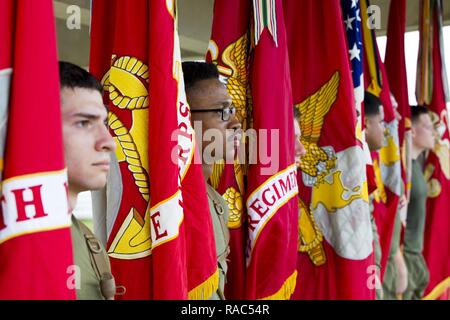 Les Marines américains avec 3e Division de marines tiennent leurs couleurs de bataillon à la suite d'une grande division de l'exécution de motivation au camp Hansen, Okinawa, Japon, le 12 janvier 2017. Environ 2 500 marins et marines se sont réunis en tant que division de célébrer les réalisations et de la réputation de "Nation" Caltrap comme major-général Richard L. Simcock II se prépare à abandonner le commandement dans les prochains jours. Simcock, originaire de San Mateo, en Californie, a applaudi les réalisations de chaque marin et maritime de la division pendant son temps dans la commande et les a remerciés de leur service. Banque D'Images