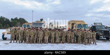 La frontière allemande et la Pologne - Des soldats du 3e Brigade Combat Team, 4e Division d'infanterie, basé à Fort Carson, Colorado, se fier avant de partir pour traverser la frontière allemande et polonaise, le 12 janvier 2017. Ce déploiement est le début des rotations de brigades blindées en Europe dans le cadre de détermination de l'Atlantique. Les véhicules et équipements, pour un total de plus de 2 700 pièces, seront expédiés à la Pologne pour la certification avant de déployer à travers l'Europe pour la formation avec les nations partenaires. Cette rotation améliore les capacités de dissuasion, augmente la capacité de répondre aux crises potentielles, et defe Banque D'Images