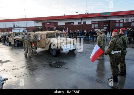 La frontière allemande et de la Pologne - Le Colonel Christopher Norrie, commandant, 3e Brigade Combat Team, 4e Division d'infanterie, basé à Fort Carson, Colorado, et le général de Jaroslaw Mika, commandant de la 11e Division blindée, calvaire, Forces armées polonaises, regarder la cérémonie à l'échange du pavillon allemand et frontière polonaise, le 12 janvier 2017, symbolisant le passage de l'unité en Pologne. Ce déploiement est le début des rotations de brigades blindées en Europe dans le cadre de détermination de l'Atlantique. Les véhicules et équipements, pour un total de plus de 2 700 pièces, seront expédiés à la Pologne pour l'attestation avant de deployin Banque D'Images