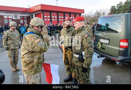 La frontière allemande et de la Pologne - Le Colonel Christopher Norrie, commandant, 3e Brigade Combat Team, 4e Division d'infanterie, basé à Fort Carson, Colorado, et le général de Jaroslaw Mika, commandant de la 11e Division blindée, calvaire, Forces armées polonaises, regarder la cérémonie à l'échange du pavillon allemand et frontière polonaise, le 12 janvier 2017, symbolisant le passage de l'unité en Pologne. Ce déploiement est le début des rotations de brigades blindées en Europe dans le cadre de détermination de l'Atlantique. Les véhicules et équipements, pour un total de plus de 2 700 pièces, seront expédiés à la Pologne pour l'attestation avant de deployin Banque D'Images