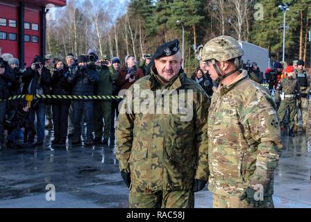 La frontière allemande et de la Pologne - Le Colonel Christopher Norrie, commandant, 3e Brigade Combat Team, 4e Division d'infanterie, basé à Fort Carson, Colorado, parle avec le général de Jaroslaw Mika, commandant de la 11e Division blindée, calvaire, Forces armées polonaises, après un échange de drapeau cérémonie à la frontière allemande et polonaise, le 12 janvier 2017, symbolisant le passage de l'unité en Pologne. Ce déploiement est le début des rotations de brigades blindées en Europe dans le cadre de détermination de l'Atlantique. Les véhicules et équipements, pour un total de plus de 2 700 pièces, seront expédiés à la Pologne pour l'attestation avant de Banque D'Images