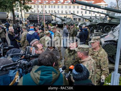 ZAGAN, Pologne - Le Colonel Christopher Norrie, commandant, 3e Brigade Combat Team, 4e Division d'infanterie, basé à Fort Carson, Colorado, et le général de Jaroslaw Mika, commandant de la 11e Division blindée, calvaire, Forces armées polonaises, sont interviewés par les médias polonais et internationaux après une cérémonie de bienvenue à Zagan, Pologne, 12 janvier 2017, hommage à l'arrivée de l'unité en Pologne. Ce déploiement est le début des rotations de brigades blindées en Europe dans le cadre de détermination de l'Atlantique. Les véhicules et équipements, pour un total de plus de 2 700 pièces, seront expédiés à la Pologne pour la certification b Banque D'Images