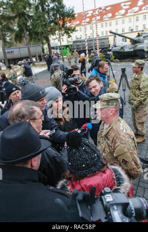 ZAGAN, Pologne - Des soldats affectés à l'équipe de combat de la 3e Brigade, 4e Division d'infanterie, basé à Fort Carson, Colorado, est interviewé par les médias polonais et internationaux après une cérémonie d'accueil dans la région de Zagan, Pologne, 12 janvier 2017, hommage à l'arrivée de l'unité en Pologne. Ce déploiement est le début des rotations de brigades blindées en Europe dans le cadre de détermination de l'Atlantique. Les véhicules et équipements, pour un total de plus de 2 700 pièces, seront expédiés à la Pologne pour la certification avant de déployer à travers l'Europe pour la formation avec les nations partenaires. Cette rotation renforce la dissuasion ca Banque D'Images