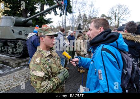 ZAGAN, Pologne - un soldat affecté à l'équipe de combat de la 3e Brigade, 4e Division d'infanterie, basé à Fort Carson, Colorado, est interviewé par les médias polonais et internationaux après une cérémonie d'accueil dans la région de Zagan, Pologne, 12 janvier 2017, hommage à l'arrivée de l'unité en Pologne. Ce déploiement est le début des rotations de brigades blindées en Europe dans le cadre de détermination de l'Atlantique. Les véhicules et équipements, pour un total de plus de 2 700 pièces, seront expédiés à la Pologne pour la certification avant de déployer à travers l'Europe pour la formation avec les nations partenaires. Cette rotation renforce la dissuasion c Banque D'Images