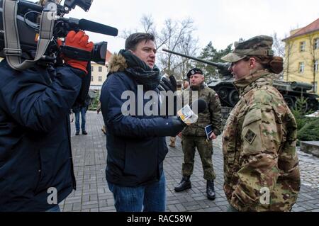 ZAGAN, Pologne - un soldat affecté à l'équipe de combat de la 3e Brigade, 4e Division d'infanterie, basé à Fort Carson, Colorado, est interviewé par les médias polonais et internationaux après une cérémonie d'accueil dans la région de Zagan, Pologne, 12 janvier 2017, hommage à l'arrivée de l'unité en Pologne. Ce déploiement est le début des rotations de brigades blindées en Europe dans le cadre de détermination de l'Atlantique. Les véhicules et équipements, pour un total de plus de 2 700 pièces, seront expédiés à la Pologne pour la certification avant de déployer à travers l'Europe pour la formation avec les nations partenaires. Cette rotation renforce la dissuasion c Banque D'Images
