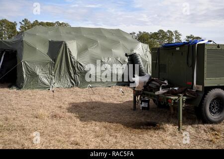 Des soldats de la Garde nationale de Caroline du Sud 742nd Support Maintenance Company prendre part à un exercice sur le terrain le 11 janvier 2017, à la base de la Garde nationale mixte Guess, Eastover, S.C., la formation jusqu'à leur prochain déploiement de neuf mois à l'Europe dans le cadre de l'opération Atlantic résoudre. L'unité se compose d'environ 140 soldats dont les compétences : radio electronics, réparation dépannage de véhicules et d'entretien sur le terrain ainsi que des armes de petit calibre de la réparation. Banque D'Images