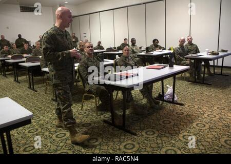 Les cadres supérieurs s'enrôle Marines écouter de Brig. Le général David A. Ottignon, le général commandant du 1er Groupe logistique maritime, au cours de l'E-8 Symposium à Camp Pendleton, Cailf., janv. 12, 2016. Ottignon a donné le discours d'ouverture à l'événement, et a conduit les participants dans une discussion guidée. À la fin du cours, les Marines vont retourner à leurs commandements mieux préparés à mener, mentor, et développer leur marine. Banque D'Images