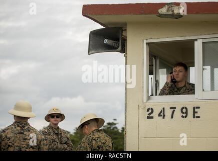 Le Sgt. Tyler D. Woelmer, annonce aux tireurs des commandes sur la ligne de tir quand engager leurs cibles au cours de la table 2 tir annuel de qualification, 12 janvier 2017, au Camp Hansen, Okinawa, Japon. Le Marine Corps Tableau révisé deux du programme de tir de octobre 2016 d'augmenter l'adresse au tir et le réalisme de compétences dans un environnement de combat. Le Corps exige que les Marines de la plage admissible à chaque année pour déterminer leur compétence au tir. Woelmer, une ADI Township, Michigan, indigène, est un officier de tir sous-fosse attaché avec 3e Bataillon de Reconnaissance, 3e Divisi Marine Banque D'Images