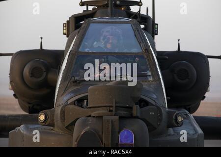 Des soldats américains de Bravo Troop, 4e Escadron, 6e régiment de cavalerie, Groupe de travail pré-conduite Sabre vol sur un hélicoptère Apache AH 64E Camp à Erbil, Irak, 10 janvier 2017. L'Aviation de l'armée américaine sont habilitantes est associé à la défaite des forces canadiennes en leur fournissant un appui aérien ISIL sur le champ de bataille. La Force opérationnelle interarmées - fonctionnement inhérentes à résoudre est la Coalition mondiale pour détruire des groupes de forces ISIL - fonctionnement inhérentes à résoudre est la coalition mondiale contre la Syrie et l'Iraq à l'ISIL. Banque D'Images