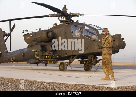 Des soldats américains de Bravo Troop, 4e Escadron, 6e régiment de cavalerie, Task Force Sabre conduite vérifications avant vol sur un hélicoptère Apache AH 64E Camp à Erbil, Irak, 10 janvier 2017. L'Aviation de l'armée américaine sont habilitantes est associé à la défaite des forces canadiennes en leur fournissant un appui aérien ISIL sur le champ de bataille. La Force opérationnelle interarmées - fonctionnement inhérentes à résoudre est la Coalition mondiale pour détruire des groupes de forces ISIL - fonctionnement inhérentes à résoudre est la coalition mondiale contre la Syrie et l'Iraq à l'ISIL. Banque D'Images