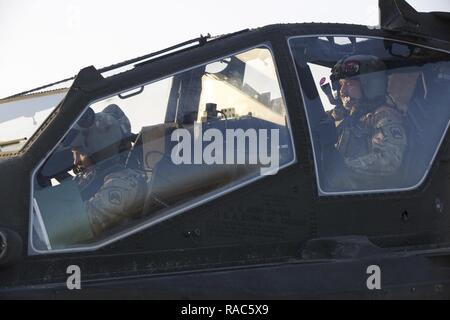 Des soldats américains de Bravo Troop, 4e Escadron, 6e régiment de cavalerie, Task Force Sabre conduite vérifications avant vol sur un hélicoptère Apache AH 64E Camp à Erbil, Irak, 10 janvier 2017. L'Aviation de l'armée américaine sont habilitantes est associé à la défaite des forces canadiennes en leur fournissant un appui aérien ISIL sur le champ de bataille. La Force opérationnelle interarmées - fonctionnement inhérentes à résoudre est la Coalition mondiale pour détruire des groupes de forces ISIL - fonctionnement inhérentes à résoudre est la coalition mondiale contre la Syrie et l'Iraq à l'ISIL. Banque D'Images