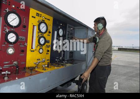 Les cadres supérieurs de l'US Air Force Airman Adrian Garrucho, 67e Unité de maintenance d'aéronefs technicien en avionique, tourne sur un banc de test le 10 janvier 2016, à Kadena Air Base, au Japon. Le banc de test aide à l'exécution de tests sur un avion et se déplaçant dans le jet de l'hydraulique. Banque D'Images