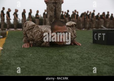 Une recrue de la Compagnie Bravo, 1er Bataillon, la formation des recrues se prépare à se lever et à exécuter avant la manœuvre sous le feu partie de la remise en forme de combat du Corps des Marines à l'épreuve recruter Depot San Diego, 12 janvier. Le CFT est composé de trois disciplines ; la manœuvre sous le feu, de mouvement, de contact et de munitions peut soulever. Chaque année, plus de 17 000 hommes recrutés dans la région de recrutement de l'Ouest sont formés à MCRD San Diego. La Compagnie Bravo diplômé est prévue pour le 3 février. Banque D'Images