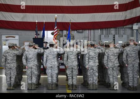 Les commandos de l'air et leurs familles y assister le 1er Escadron de maintenance des aéronefs Opérations spéciales Prise de commandement cérémonie à l'hangar de commando sur Hurlburt Field, en Floride, le 12 janvier 2017. Le lieutenant-colonel Philip Broyles, qui a déjà servi comme commandant de la 801st Escadron de maintenance des aéronefs d'opérations spéciales, a pris le commandement de la 1ère. SOAMXS Banque D'Images