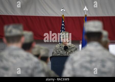 Les commandos de l'air et leurs familles y assister le 1er Escadron de maintenance des aéronefs Opérations spéciales Prise de commandement cérémonie à l'hangar de commando sur Hurlburt Field, en Floride, le 12 janvier 2017. Le lieutenant-colonel Philip Broyles, qui a déjà servi comme commandant de la 801st Escadron de maintenance des aéronefs d'opérations spéciales, a pris le commandement de la 1ère. SOAMXS Banque D'Images