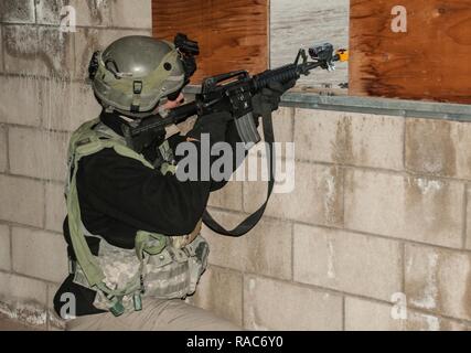 FORT IRWIN, en Californie. - Un soldat affecté à des troupes d'Assassin, 1er Escadron, 11e Régiment de cavalerie blindée, défend l'objectif contre la 1ère s'Stryker Brigade Combat Team, 25e Division d'infanterie, de Fort Wainwright, l'Alaska pendant la rotation du Centre d'entraînement National 17-03, le 17 janvier 2017. Banque D'Images