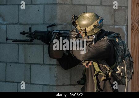 FORT IRWIN, en Californie. - Un soldat affecté à des troupes d'Assassin, 1er Escadron, 11e Régiment de cavalerie blindée, fournit la répression contre le feu des éléments de la 1re brigade Stryker Combat Team, 25e Division d'infanterie, de Fort Wainwright, de l'Alaska qu'ils pénètrent dans le périmètre de la ville d'Razish dans le Centre national de formation, au cours de la rotation 17-03, le 17 janvier 2017. Banque D'Images