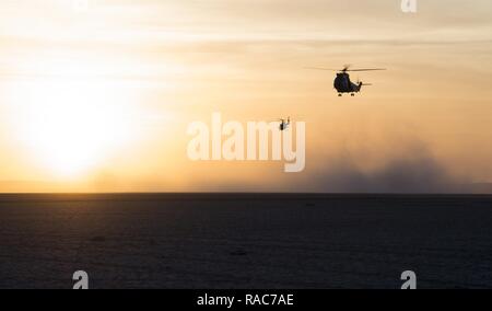 Un hélicoptère de transport SA 330 Puma escorté par un hélicoptère Gazelle SA 342 une approche utilitaire conçu pour faire un site d'atterrissage d'antenne faible au cours de la passe de démonstration de tir réel français près de Grand Bara, Djibouti, 14 janvier 2017. Le SA 330 Puma est un hélicoptère tous temps de levage pouvant transporter jusqu'à 16 personnes dans et hors d'un champ de bataille. Le SA 342 Gazelle est une lumière, hélicoptère à cinq places souvent utilisés par diverses organisations militaires pour des missions de reconnaissance et d'attaque légère fonctions. Combined Joint Task Force-Horn of Africa est un effort multinational pour mener la coopération en matière de sécurité dans le théâtre, comb Banque D'Images