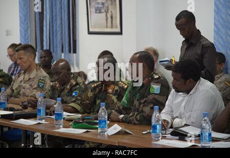 Les dirigeants de l'armée nationale somalienne rencontrer les responsables militaires et civils internationaux pour discuter de l'avenir de la sécurité en Somalie à la SNA Colloque au centre-ville de Mogadiscio, 11 janvier 2017. Plus de 60 participants ont assisté à l'événement de deux jours, y compris des représentants du Danemark, l'Allemagne, l'Italie, la Somalie, l'Ouganda, la Turquie, les Emirats arabes unis, Royaume-Uni et les États-Unis d'Amérique. Également présents, étaient des représentants d'organisations internationales telles que l'Organisation des Nations Unies, Mission de formation de l'Union européenne, et la Mission de l'Union africaine en Somalie. Banque D'Images