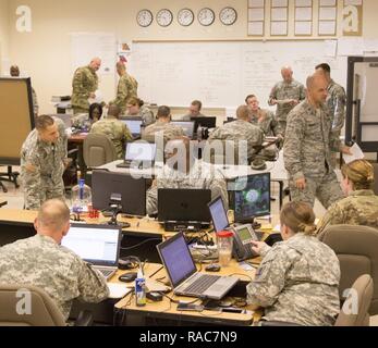 Des soldats américains et Citizen-Airmen de la Garde nationale du Missouri préparer une opération pour le centre de la tempête imminente au Jefferson Barracks Air National Guard Base à St Louis, Mo., 13 janvier 2017. La Garde nationale du Missouri a été activé afin d'aider les collectivités locales et les autorités de l'État à la suite d'intempéries qui a frappé l'état du Missouri. Banque D'Images