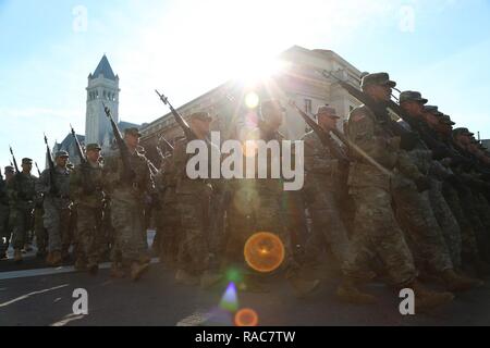 Des soldats américains affectés à diverses unités mars par Freedom Plaza le long de Pennsylvania Avenue, Washington, D.C., le 15 janvier 2017. Plus de 5 000 membres de toutes les branches des forces armées des États-Unis, y compris les réserves et les composants de la Garde nationale, à condition que l'appui de cérémonie et l'appui de la défense aux autorités civiles au cours de la première période. Banque D'Images