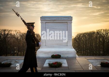 Le sergent de l'armée américaine. Lopez-Stoner Aaron, affecté à la 3e Régiment d'infanterie américaine (la vieille garde), effectue sa dernière marche sur la Tombe du Soldat inconnu au cimetière national d'Arlington, à Arlington, Va., le 15 janvier 2017. Lopez-Stoner a servi sur le tombeau de l'inconnu pendant plus de deux ans. Banque D'Images