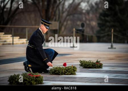 Le sergent de l'armée américaine. Aaron Lopez-Stoner met une rose à chacune des quatre cryptes des inconnues sur la Tombe du Soldat inconnu au cimetière national d'Arlington, à Arlington, Va., le 15 janvier 2017. La mise en place d'une rose à chaque crypte signifie une sentinel's dernière et finale honneur avant qu'ils quittent le tombeau. Banque D'Images