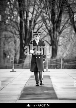 Le sergent de l'armée américaine. Lopez-Stoner Aaron, affecté à la 3e Régiment d'infanterie américaine (la vieille garde), effectue sa dernière marche sur la Tombe du Soldat inconnu au cimetière national d'Arlington, à Arlington, Va., le 15 janvier 2017. Lopez-Stoner a servi sur le tombeau de l'inconnu pendant plus de deux ans. Banque D'Images