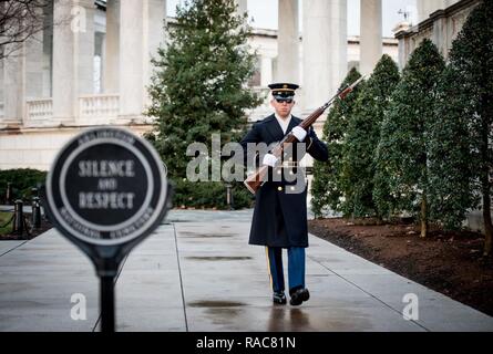 Le sergent de l'armée américaine. Lopez-Stoner Aaron, affecté à la 3e Régiment d'infanterie américaine (la vieille garde), effectue sa dernière marche sur la Tombe du Soldat inconnu au cimetière national d'Arlington, à Arlington, Va., le 15 janvier 2017. Lopez-Stoner a servi sur le tombeau de l'inconnu pendant plus de deux ans. Banque D'Images