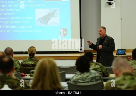 Le Dr Randal Schoepp, à partir de l'US Army Medical Research Institute of Infectious Diseases, parle de l'épidémie d'Ebola en Sierra Leon et comment l'armée a contribué à la lutte de ce virus mortel dans le cadre de sa conférence lors du 1er Salon du laboratoire des maladies infectieuses cliniques opérationnelles au cours de la mallette de formation interne à Aberdeen Proving Ground, Maryland, du 10 au 12 janv. Plus de 50 participants de 10 entités ont bénéficié de l'accréditation sur place cours de trois jours et des professeurs de diverses organisations. Banque D'Images