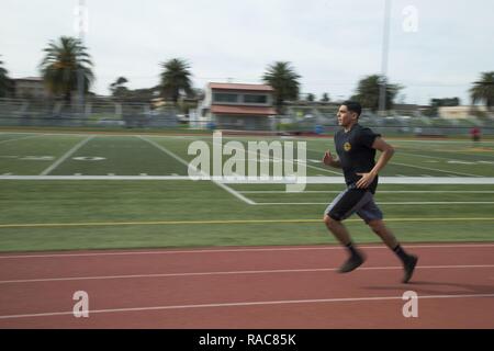 Corps des Marines des États-Unis Le Cpl. Mark Castaneda, la Compagnie Alpha, l'Administration centrale et du Corps des Marines, Bataillon de soutien de l'ouest des installations, du Marine Corps Base Camp Pendleton, va pour un après-midi à courir sur la piste à Paige Field House à Camp Pendleton, Californie, le 18 janvier 2016. Banque D'Images