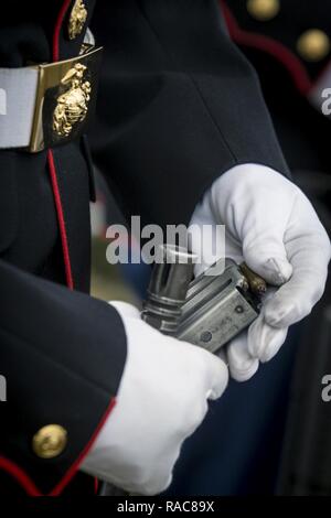 La cérémonie funéraire pour les retraités le général du Corps des Marines américain Martin L. Brandtner a lieu au nord du Nevada Veterans Memorial Cemetery, Fernley, Nevada, 19 janvier 2017. Le lieutenant général Brandtner est l'un des deux Marines pour être attribué deux croix Marine pour ses actions pendant la guerre du Vietnam. Il a pris sa retraite après avoir servi 33 ans dans le Corps des Marines et laisse derrière lui sa femme Sandra et ses quatre enfants. Banque D'Images