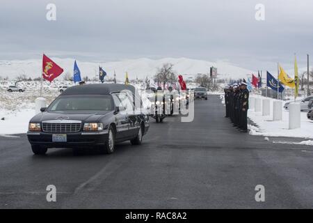 La cérémonie funéraire pour les retraités le général du Corps des Marines américain Martin L. Brandtner a lieu au nord du Nevada Veterans Memorial Cemetery, Fernley, Nevada, 19 janvier 2017. Le lieutenant général Brandtner est l'un des deux Marines pour être attribué deux croix Marine pour ses actions pendant la guerre du Vietnam. Il a pris sa retraite après avoir servi 33 ans dans le Corps des Marines et laisse derrière lui sa femme Sandra et ses quatre enfants. Banque D'Images