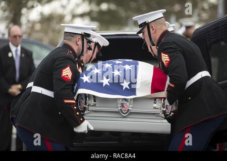 Us Marines Corps avec la 6e Section au porteur, Marine Barracks Washington, D.C., transporter le cercueil de l'ancien Corps des Marines américains Le Lieutenant-général Martin L. Brandtner au nord du Nevada Veterans Memorial Cemetery, Fernley, Nevada, 19 janvier 2017. Le lieutenant général Brandtner est l'un des deux Marines pour être attribué deux croix Marine pour ses actions pendant la guerre du Vietnam. Il a pris sa retraite après avoir servi 33 ans dans le Corps des Marines et laisse derrière lui sa femme Sandra et ses quatre enfants. Banque D'Images