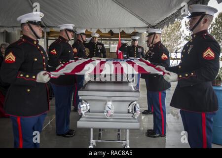 Us Marines Corps avec la 6e Section au porteur, Marine Barracks Washington, D.C., plier le drapeau américain lors d'une cérémonie funèbre pour l'ancien lieutenant-général Martin L. Brandtner au nord du Nevada Veterans Memorial Cemetery, Fernley, Nevada, 19 janvier 2017. Corps des Marines à la retraite le général de Brandtner est l'un des deux Marines pour être attribué deux croix Marine pour ses actions pendant la guerre du Vietnam. Il a pris sa retraite après avoir servi 33 ans dans le Corps des Marines et laisse derrière lui sa femme Sandra et ses quatre enfants. Banque D'Images