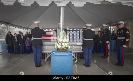 Us Marines Corps avec la 6e Section au porteur, Marine Barracks Washington, D.C., plier le drapeau américain lors d'une cérémonie funèbre pour l'ancien lieutenant-général Martin L. Brandtner au nord du Nevada Veterans Memorial Cemetery, Fernley, Nevada, 19 janvier 2017. Corps des Marines à la retraite le général de Brandtner est l'un des deux Marines pour être attribué deux croix Marine pour ses actions pendant la guerre du Vietnam. Il a pris sa retraite après avoir servi 33 ans dans le Corps des Marines et laisse derrière lui sa femme Sandra et ses quatre enfants. Banque D'Images