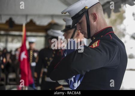 Us Marines Corps avec la 6e Section au porteur, Marine Barracks Washington, D.C., plier le drapeau américain lors d'une cérémonie funèbre pour l'ancien lieutenant-général Martin L. Brandtner au nord du Nevada Veterans Memorial Cemetery, Fernley, Nevada, 19 janvier 2017. Le lieutenant général Brandtner est l'un des deux Marines pour être attribué deux croix Marine pour ses actions pendant la guerre du Vietnam. Il a pris sa retraite après avoir servi 33 ans dans le Corps des Marines et laisse derrière lui sa femme Sandra et ses quatre enfants. Banque D'Images