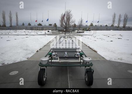 La cérémonie funéraire pour les retraités le général du Corps des Marines américain Martin L. Brandtner a lieu au nord du Nevada Veterans Memorial Cemetery, Fernley, Nevada, 19 janvier 2017. Le lieutenant général Brandtner est l'un des deux Marines pour être attribué deux croix Marine pour ses actions pendant la guerre du Vietnam. Il a pris sa retraite après avoir servi 33 ans dans le Corps des Marines et laisse derrière lui sa femme Sandra et ses quatre enfants. Banque D'Images