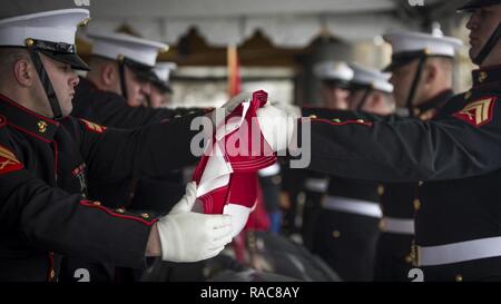 Us Marines Corps avec la 6e Section au porteur, Marine Barracks Washington, D.C., plier le drapeau américain lors d'une cérémonie funèbre pour l'ancien lieutenant-général Martin L. Brandtner au nord du Nevada Veterans Memorial Cemetery, Fernley, Nevada, 19 janvier 2017. Le lieutenant général Brandtner est l'un des deux Marines pour être attribué deux croix Marine pour ses actions pendant la guerre du Vietnam. Il a pris sa retraite après avoir servi 33 ans dans le Corps des Marines et laisse derrière lui sa femme Sandra et ses quatre enfants. Banque D'Images