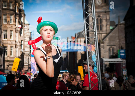 Édimbourg, Écosse - 14 août 2010 : Blonde woman throwing des baisers avec sa main à l'extérieur pendant le festival Fringe d'Édimbourg. Banque D'Images